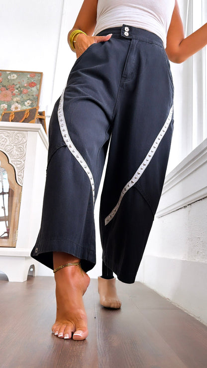 Relaxed Studded Barrel Jeans, Black